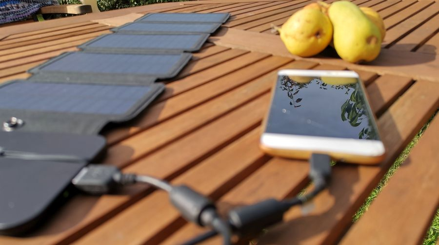 Päikesepaneeliga mobiili laadimine.