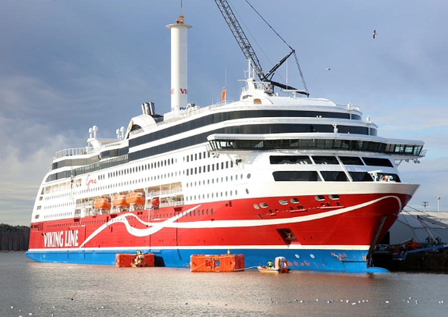 Viking Grace purjemastiga.