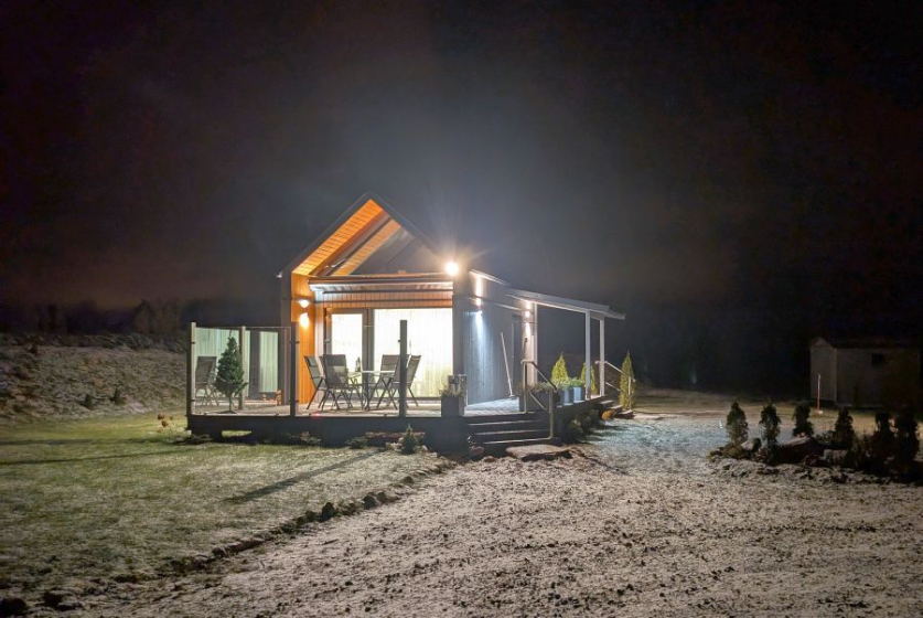 Öö Tallinna lähedal majas.