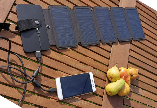 Päikesepaneeliga laadija.